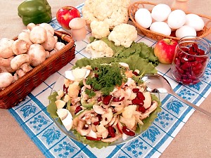Салат из цветной капусты с шампиньонами и фасолью